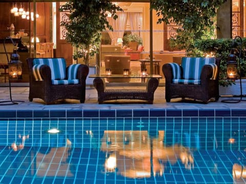 Swimming pool [outdoor]