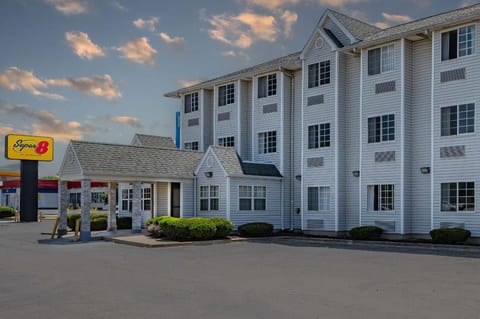 Super 8 by Wyndham Joliet Hotel in Joliet