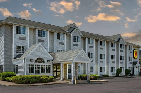 Super 8 by Wyndham Joliet Hotel in Joliet