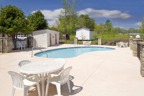 Swimming pool [outdoor]