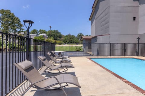 Swimming pool [outdoor]