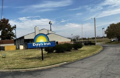 Days Inn & Suites by Wyndham Caseyville Hotel in Caseyville