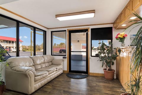 Econo Lodge Calhoun North Damascus Motel in Calhoun