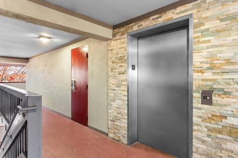 Red Roof PLUS+ Chicago - Hoffman Estates Hotel in Schaumburg