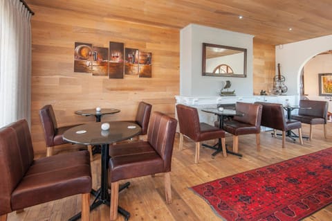 Shared lounge/TV area