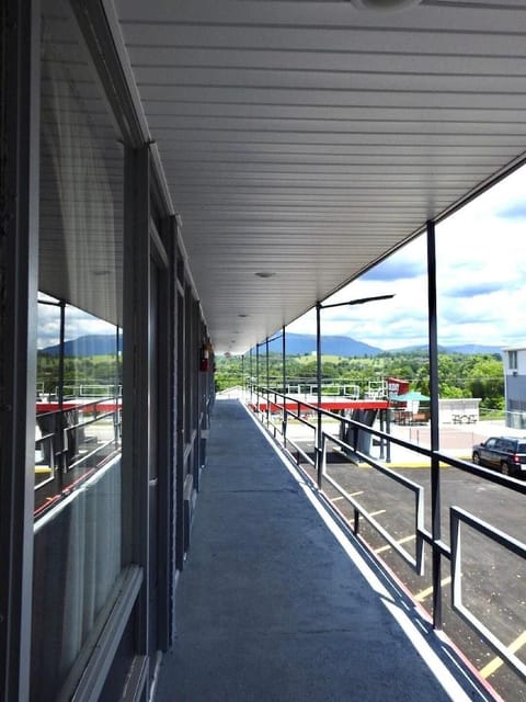 Holiday Lodge Virginia Hotel in Pearisburg