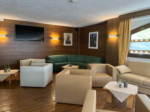 Shared lounge/TV area