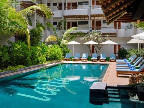 Poolside bar