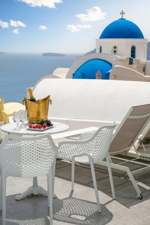 Vogue Suites Hotel in Oia