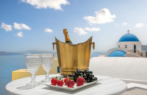 Vogue Suites Hotel in Oia