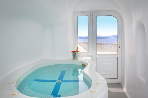 Vogue Suites Hotel in Oia