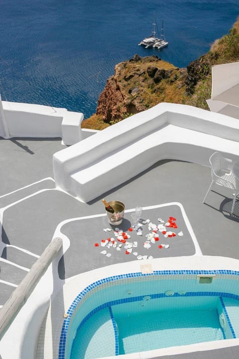 Vogue Suites Hotel in Oia