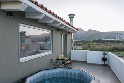 ErmisLuxury Suites and Apartments Hotel in Crete