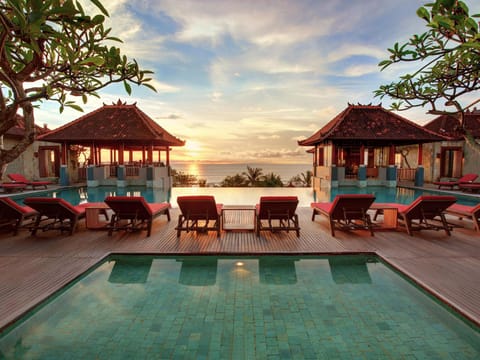 Swimming pool [outdoor]