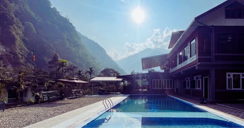 Swimming pool [outdoor]