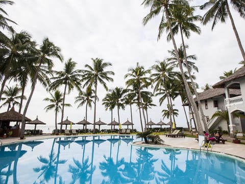 Swimming pool [outdoor]