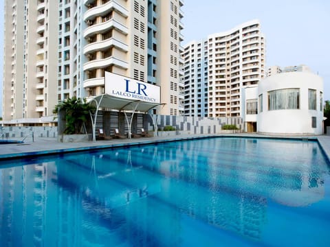 Swimming pool [outdoor]