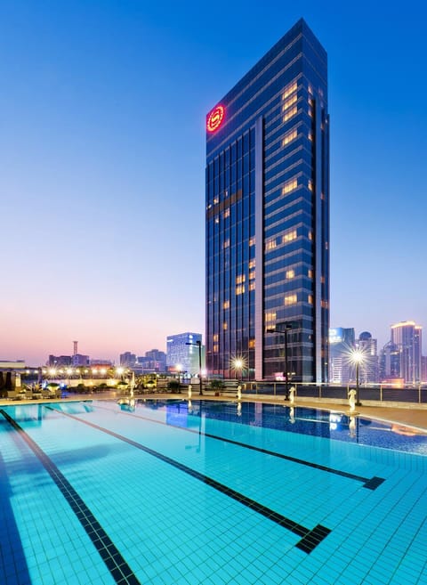 Swimming pool [outdoor]