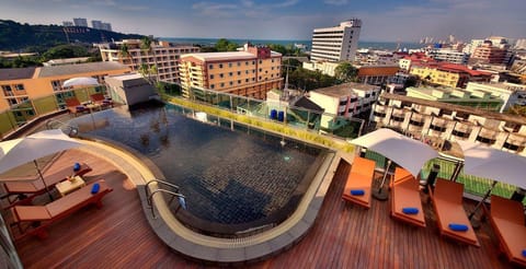 Swimming pool [outdoor]
