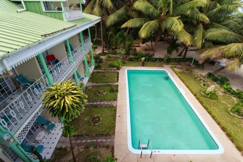 Swimming pool [outdoor]