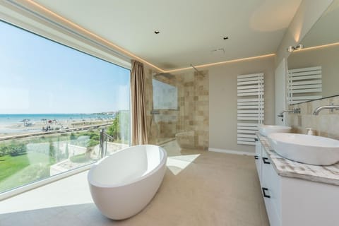 Villa Four Seasons Ljubac Seaside Resort in Zadar County