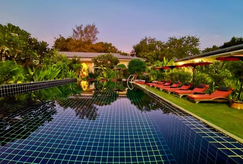 Swimming pool [outdoor]