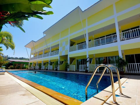 Swimming pool [outdoor]