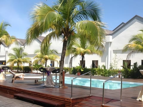 Swimming pool [outdoor]