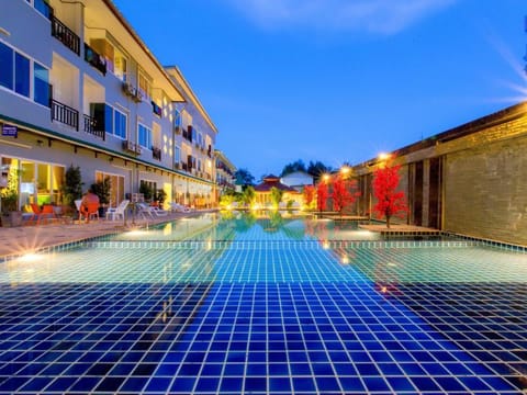 Swimming pool [outdoor]