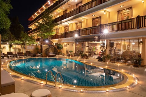 Swimming pool [outdoor]