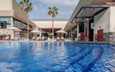 Swimming pool [outdoor]