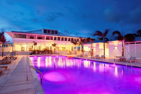 Swimming pool [outdoor]