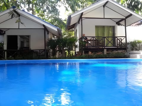 Swimming pool [outdoor]