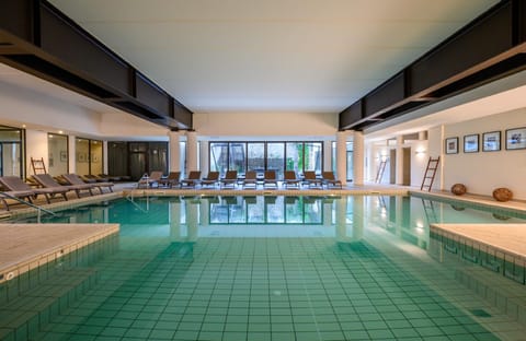 Swimming pool [outdoor]