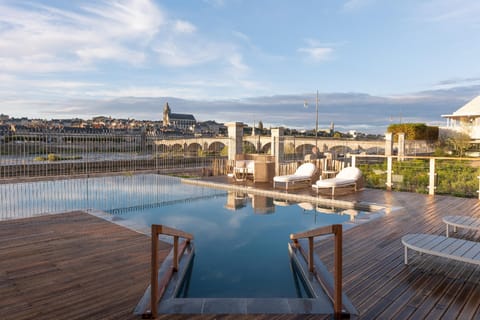 Swimming pool [outdoor]