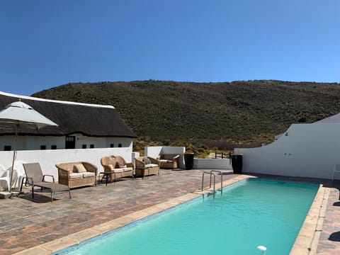 Swimming pool [outdoor]