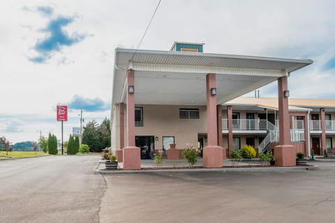 Red Roof Inn & Suites Rome Hotel in Rome