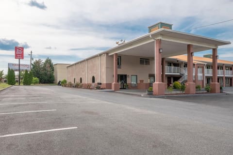 Red Roof Inn & Suites Rome Hotel in Rome