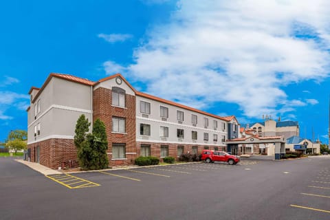 Suburban Studios Milwaukee Airport Hotel in Milwaukee