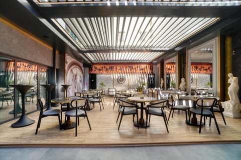 Shared lounge/TV area