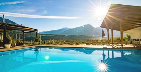 Swimming pool [outdoor]