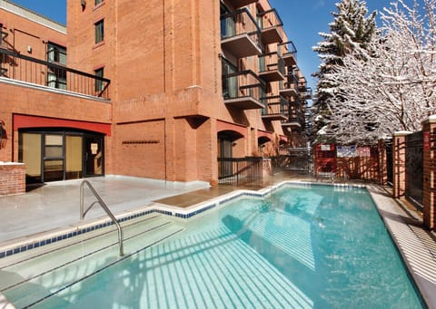 Swimming pool [outdoor]