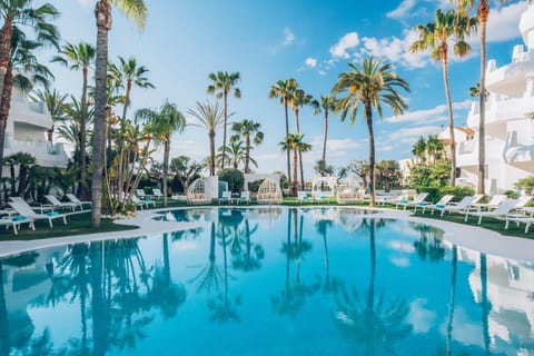 Swimming pool [outdoor]