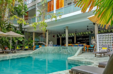 Swimming pool [outdoor]