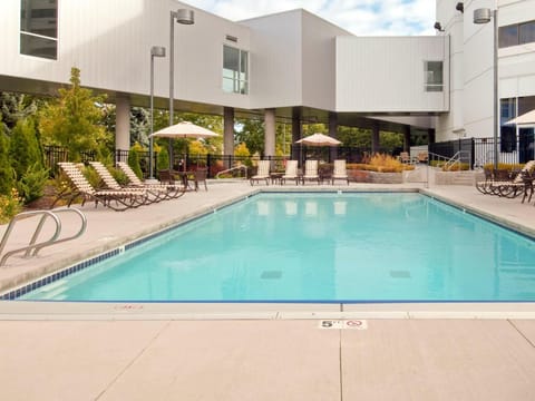 Swimming pool [outdoor]