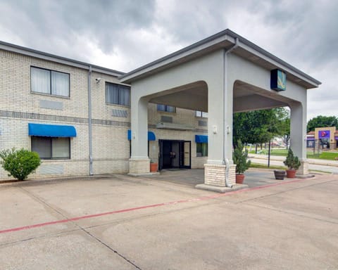 Quality Inn & Suites Grand Prairie South Hotel in Arlington