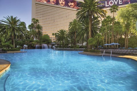 Swimming pool [outdoor]