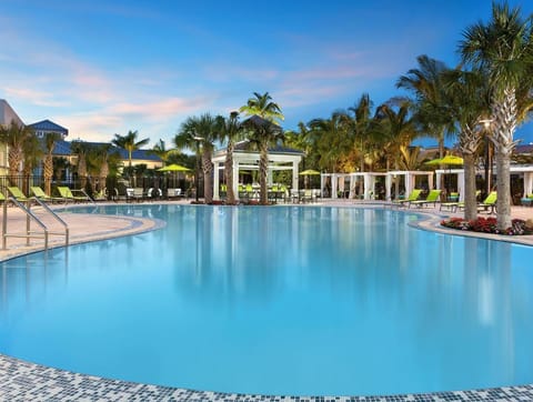 Swimming pool [outdoor]