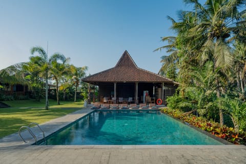 Swimming pool [outdoor]