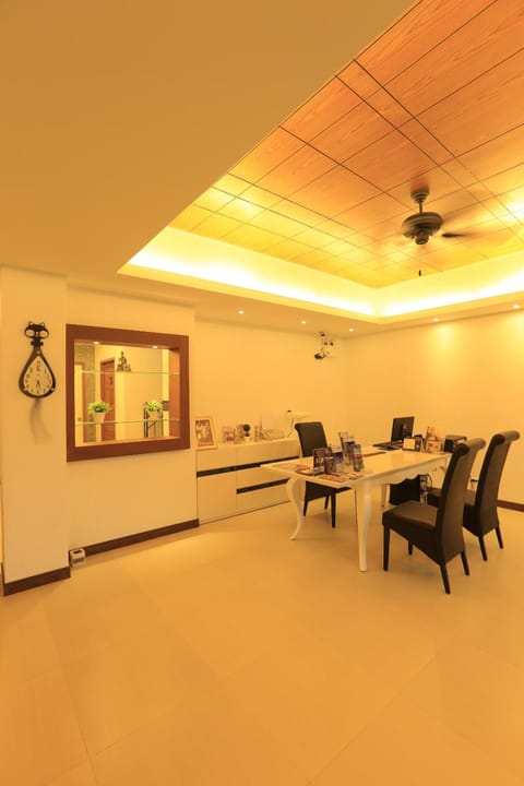 White Cat Hotel Hotel in Khuekkhak